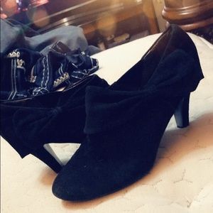 Tahari Swede heels with bow (size: 6 1/2) (Black)